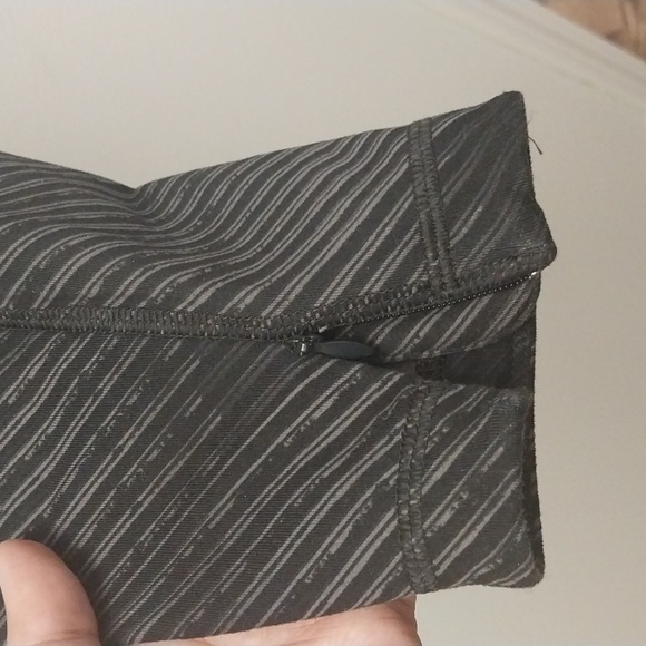 Under Armour Black/Grey Leggings with Zipper Calf size Medium - Picture 3 of 8